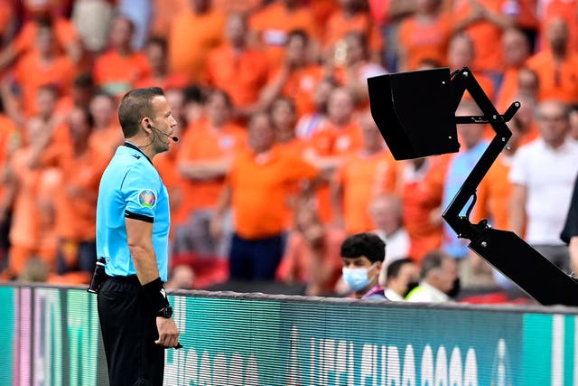 <p>Referee Orel Grinfeld prepares to award a penalty to the Netherlands against Austria</p>