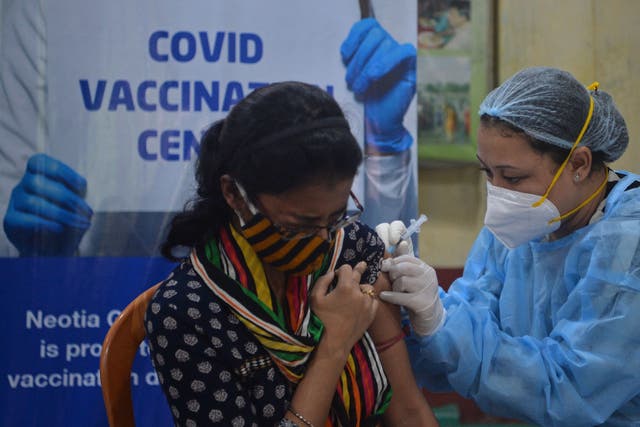 <p>A health worker inoculates a woman at a centre in Siliguri on 21 June, 2021</p>