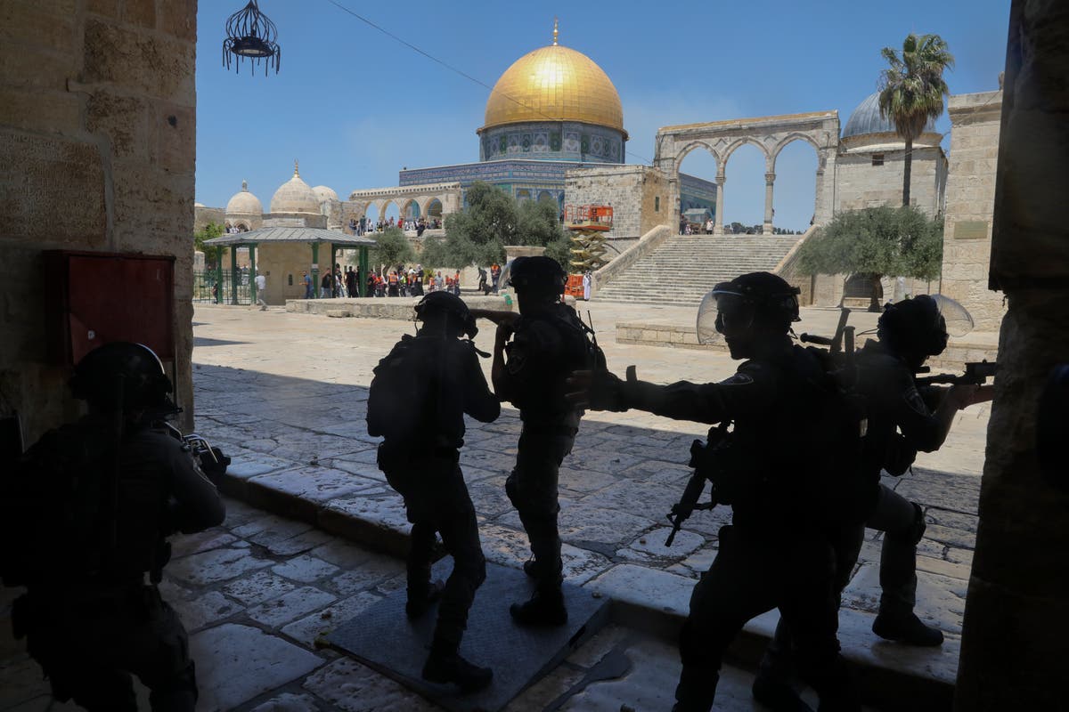 Palestinians, settlers clash in tense Jerusalem neighborhood Palestinians, settlers clash in tense Jerusalem neighborhood
