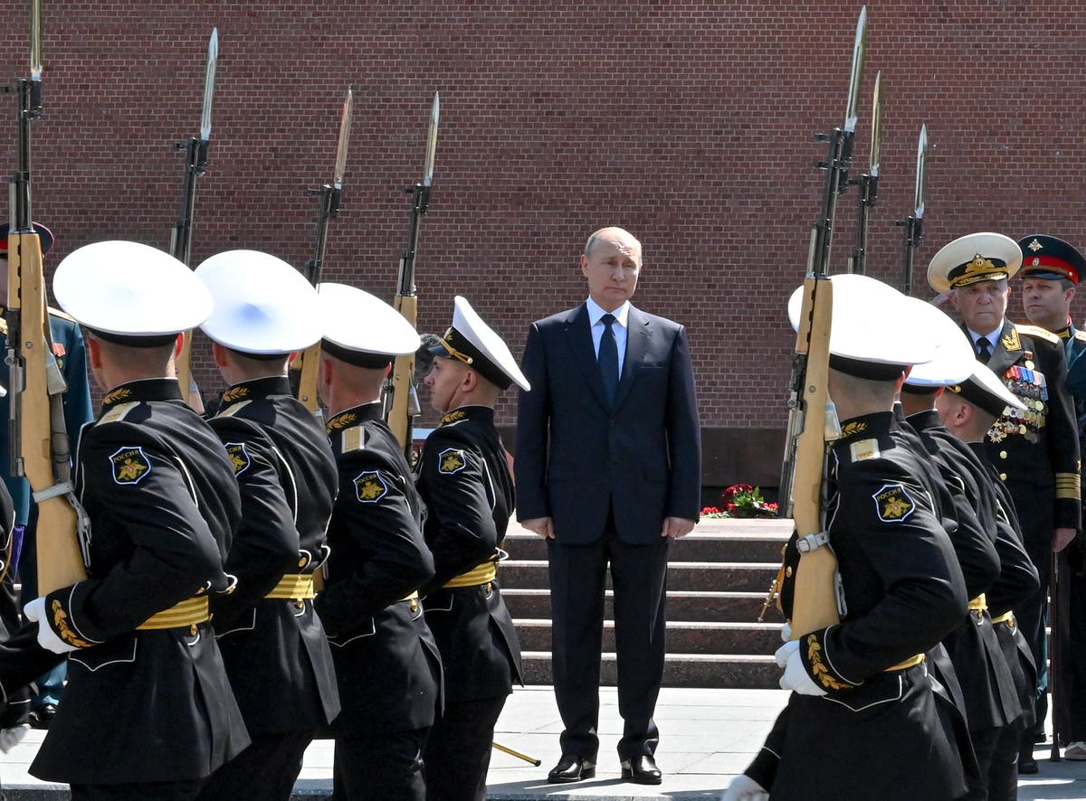 Putin hails WW II heroes, warns of degrading Europe security