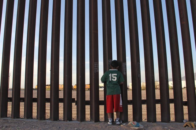 <p>Un niño mexicano mira un vehículo de la patrulla fronteriza de Estados Unidos a través de la valla México-Estados Unidos en Ciudad Juárez, estado de Chihuahua, México, el 4 de abril de 2018. Organizaciones de derechos humanos han instado al gobierno de Estados Unidos a dejar de deportar a niños mexicanos en deportaciones rápidas.</p>