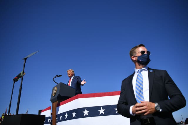<p>A US secret service agent stands guard as US President Donald Trump speaks during a rally at Prescott Regional Airport in Prescott, Arizona on October 19, 2020.</p>