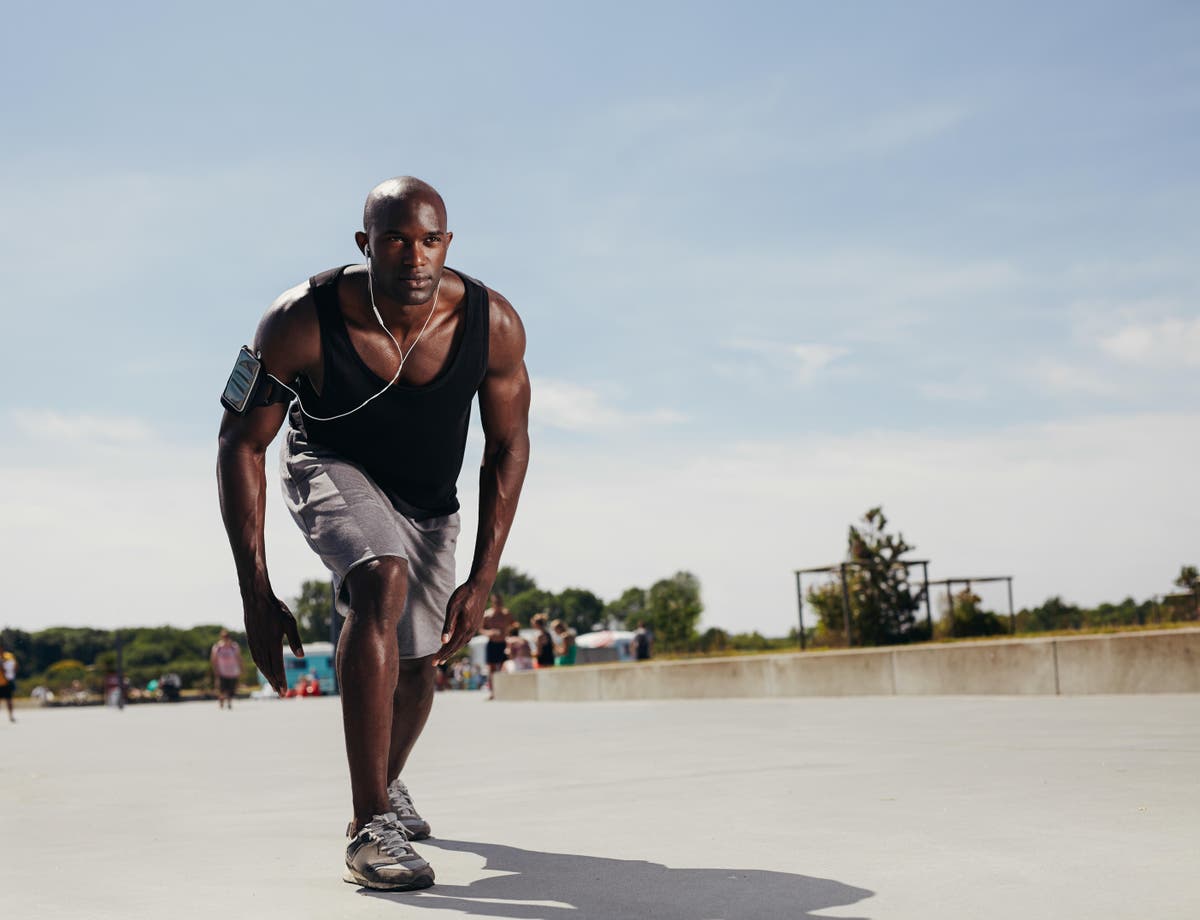 Какой спортсмен ходит сидя. Спорт muscular African. Низка мышечная выносливость от природы. Black man Running. Выносливый как негр.