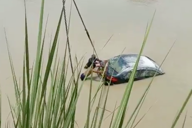<p>Screengrab from a video of a car being pulled out of the Ganges canal in India’s Uttar Pradesh state</p>