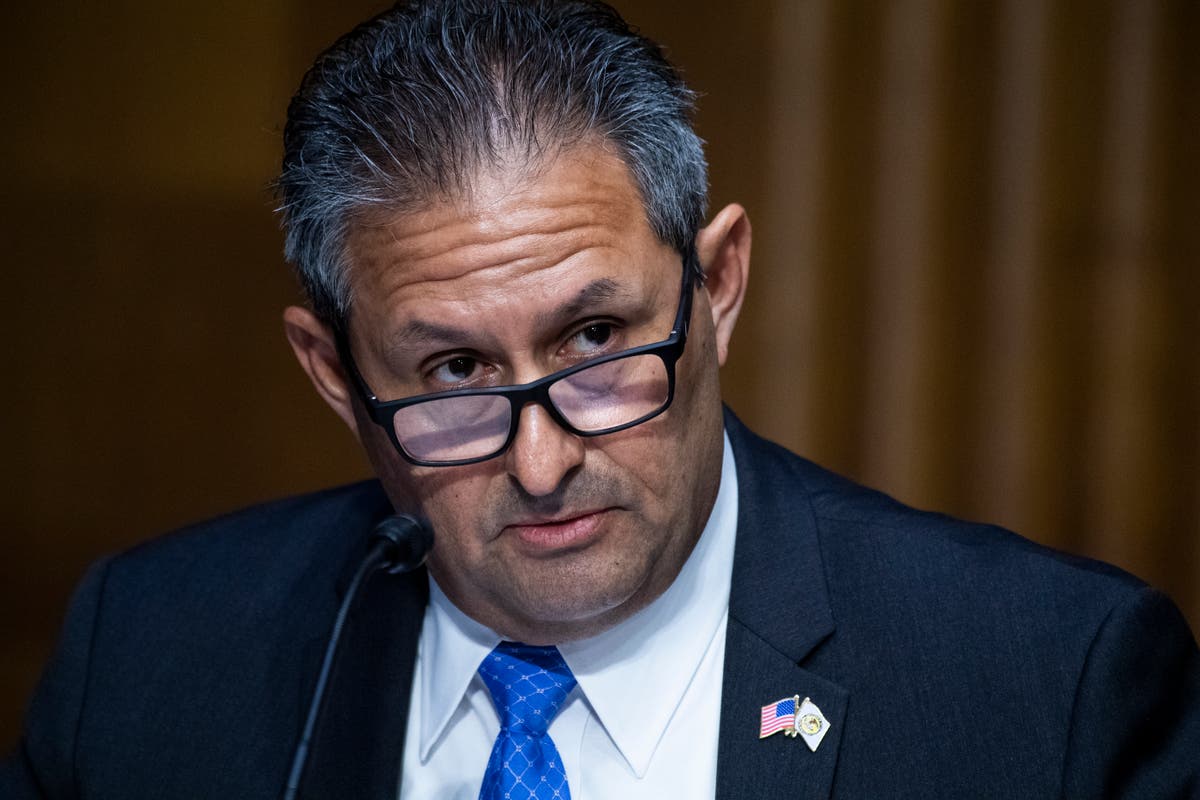 AP sources: Officials mulling ousting US prisons director