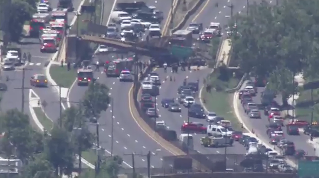 <p>Un puente peatonal se derrumbó sobre una concurrida autopista en Washington, DC</p>