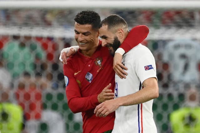 <p>Cristiano Ronaldo and Karim Benzema at half-time</p>