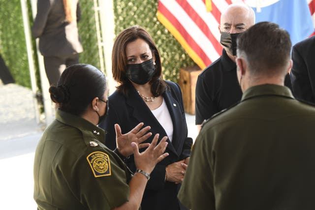<p>La vicepresidenta de los Estados Unidos, Kamala Harris, recorre la estación de la Patrulla Fronteriza de El Paso, el 25 de junio de 2021 en El Paso, Texas.</p>