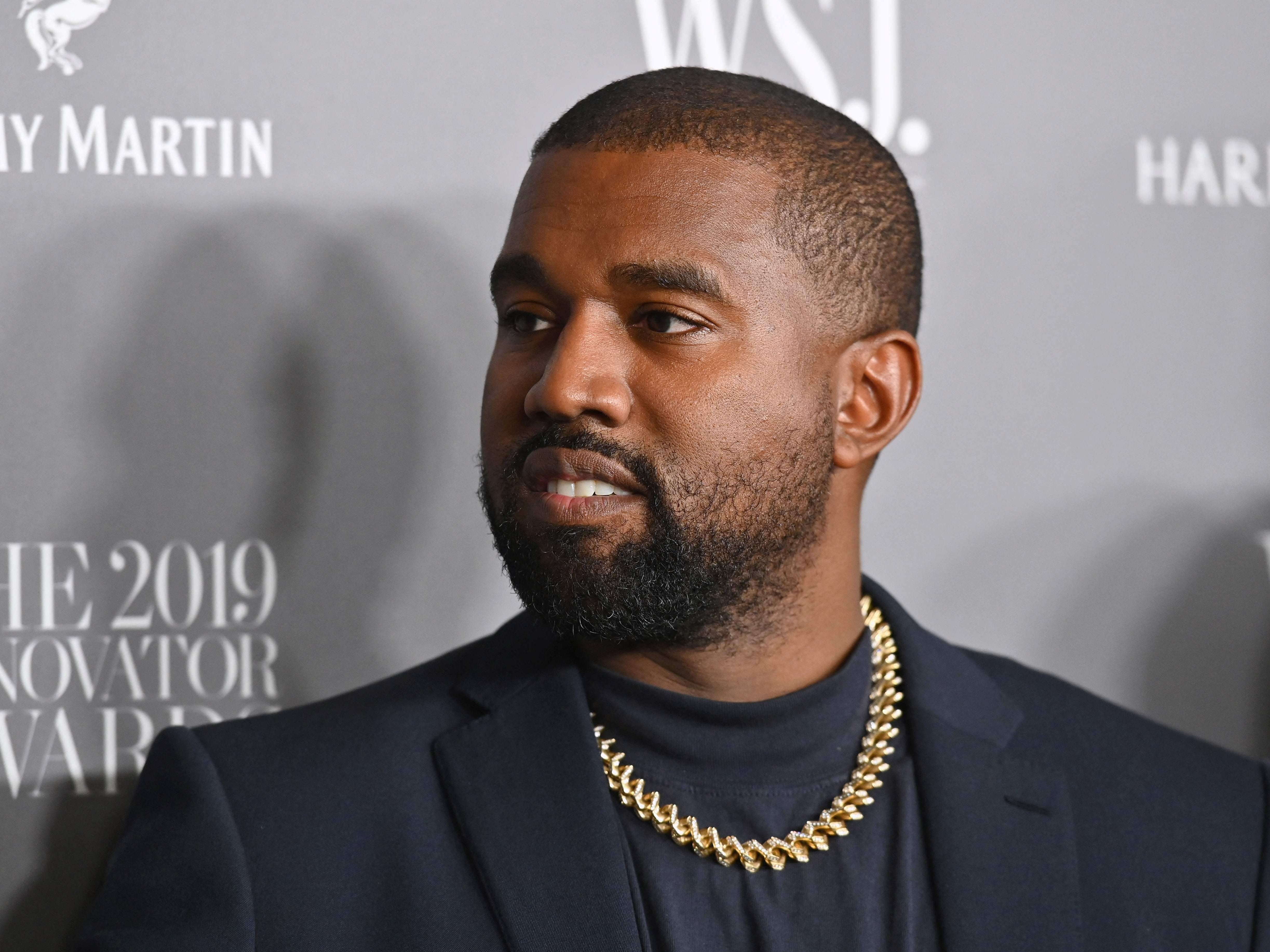 Prevail Antagonisme Have en picnic Kanye West sues Walmart for 'fake' Yeezy trainers | The Independent