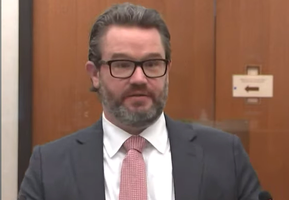 <p>El abogado defensor Eric Nelson dice que se suponía que Derek Chauvin no debía trabajar el día que mató a George Floyd durante la audiencia de sentencia de Chauvin el viernes 25 de junio de 2021.</p>