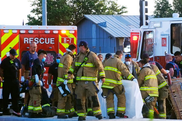 <p>Los equipos de bomberos de Albuquerque trabajan en las víctimas del fatal accidente de globo en Unser y Central SW en Albuquerque, NM, el sábado 26 de junio de 2021</p>