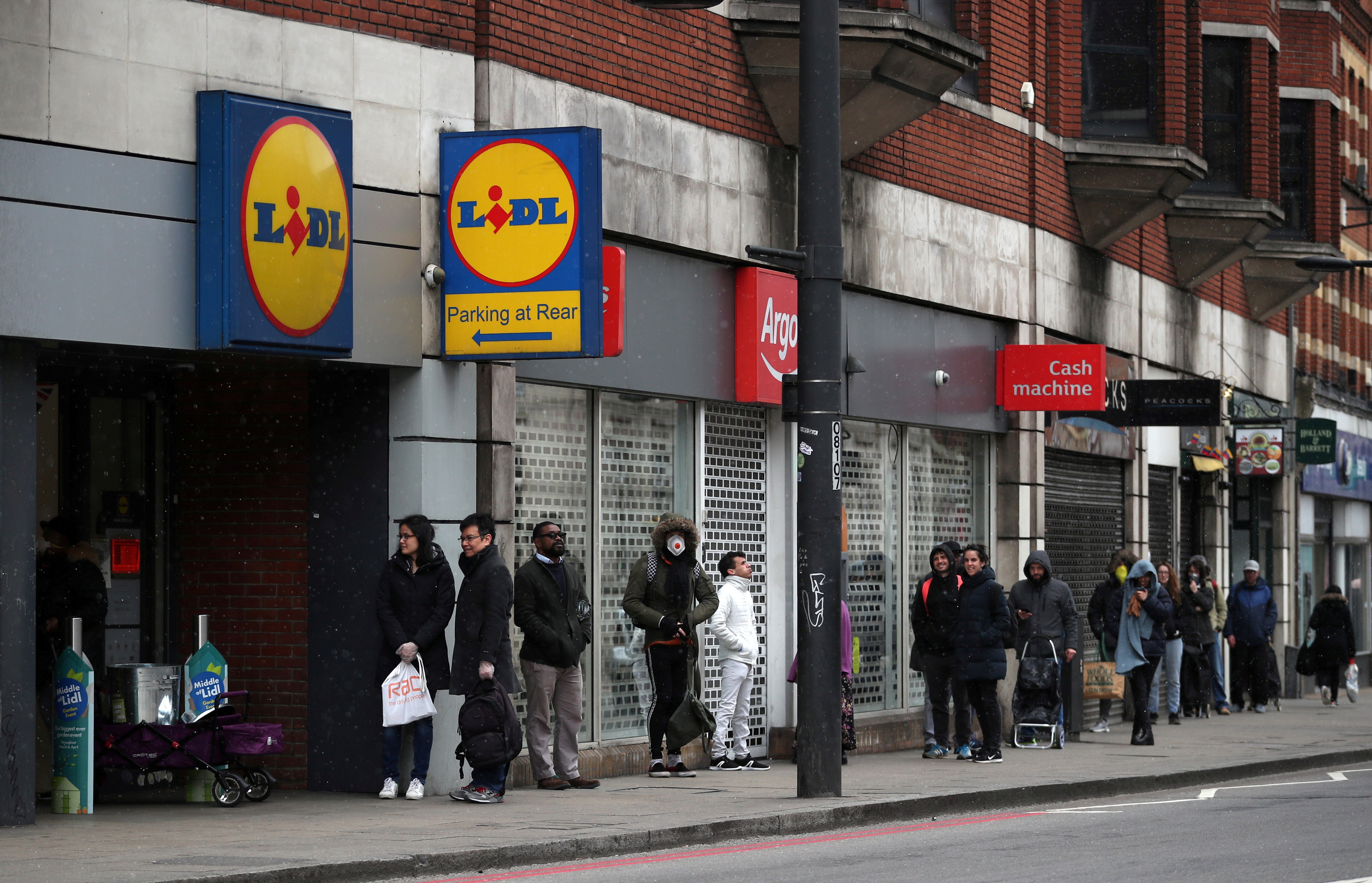 Supermarket sweep: transport secretary recommends bargain hunters buy tests from Lidl
