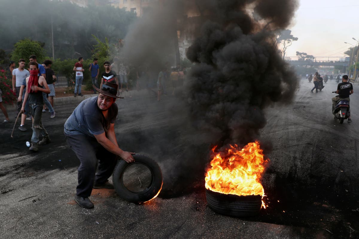 Riots in Lebanon over economy injure 10 soldiers, protesters