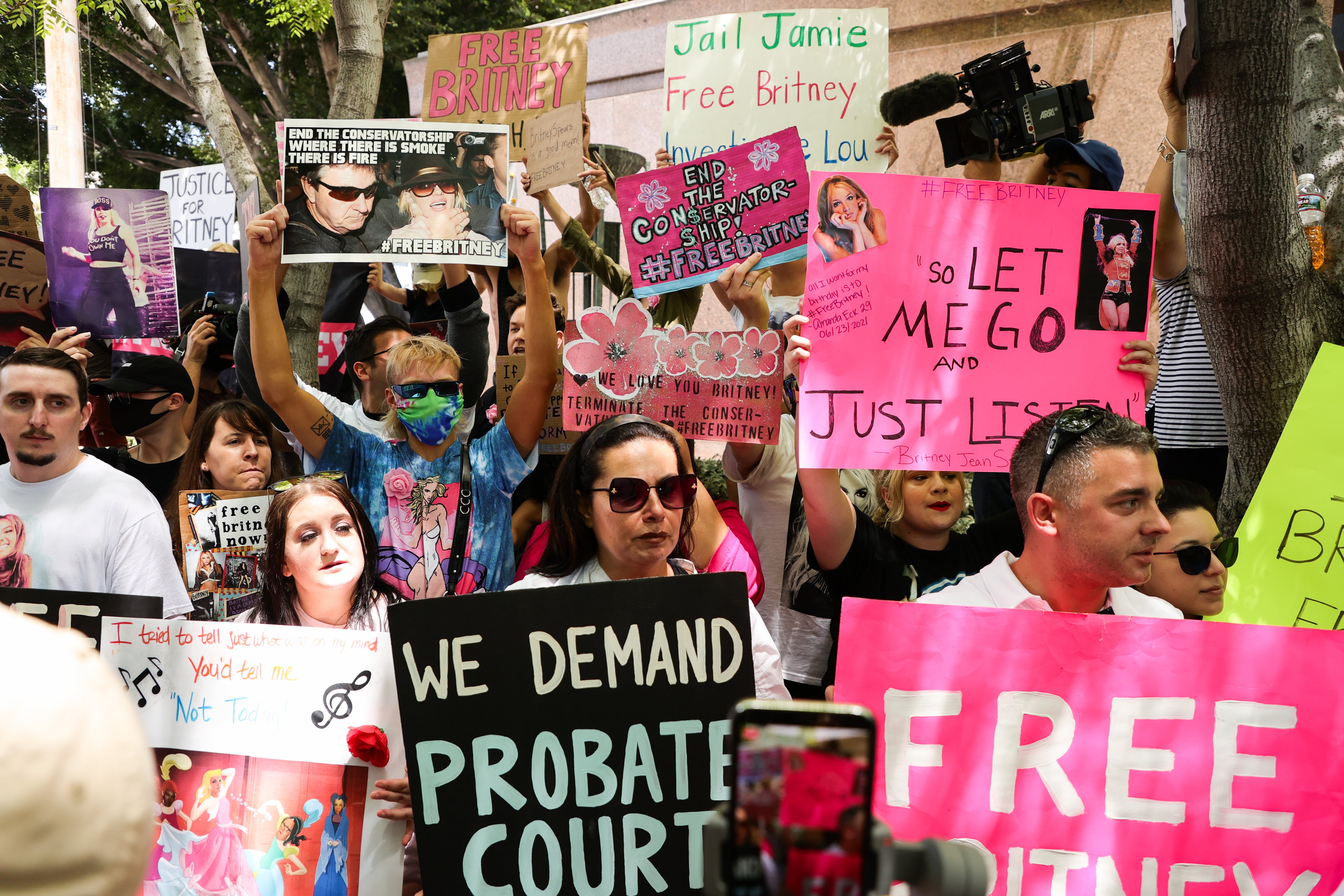 Britney fans protest ahead of the conservatorship hearing on 23 June