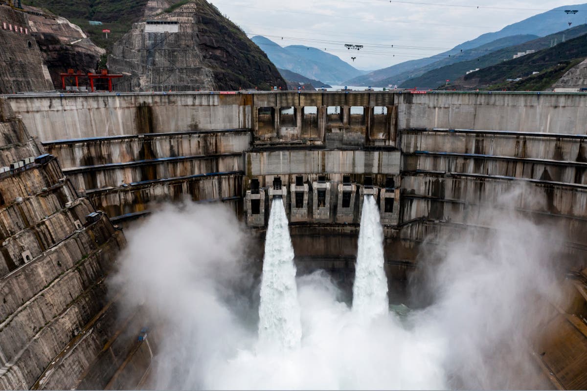 В каком районе находится самая крупная гэс. ГЭС Гури Венесуэла. ГЭС Цзиньпин-1. ГЭС на Янцзы. ГЭС Байхэтань.