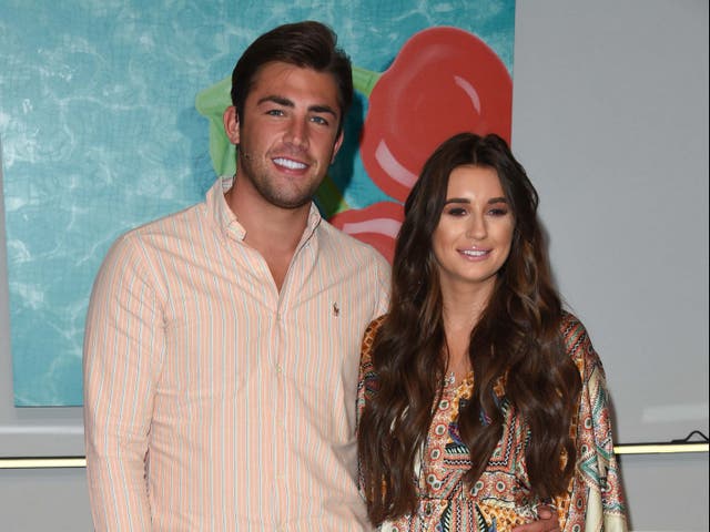 Jack Fincham y Dani Dyer en un photocall de 'Love Island'