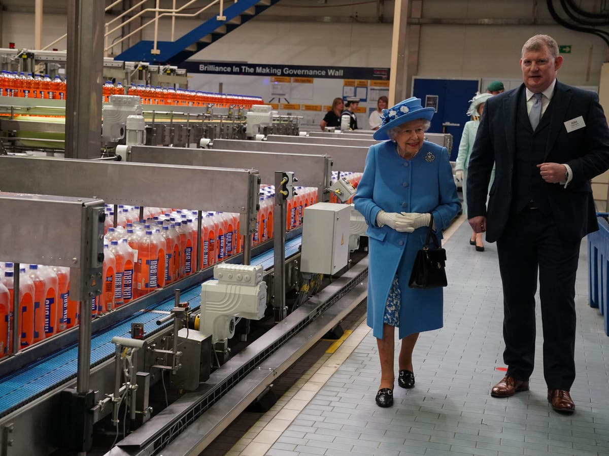 Queen introduced to Irn-Bru on official trip to Scotland