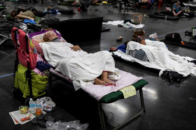 <p>La gente duerme en un refugio de refrigeración instalado durante una ola de calor sin precedentes en Portland, Oregón</p>