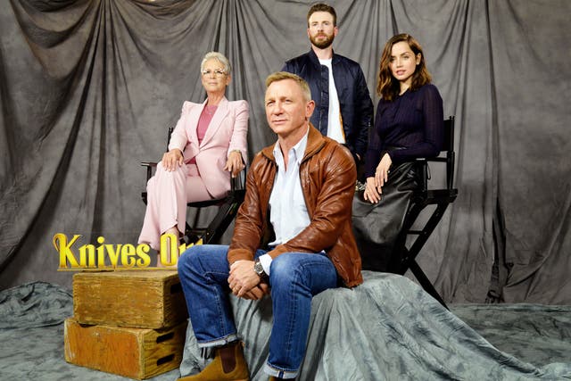 <p>Daniel Craig, Jamie Lee Curtis, Chris Evans, and Ana de Armas at a photocall for ‘Knives Out’ on 15 November 2019 in Los Angeles, California</p>