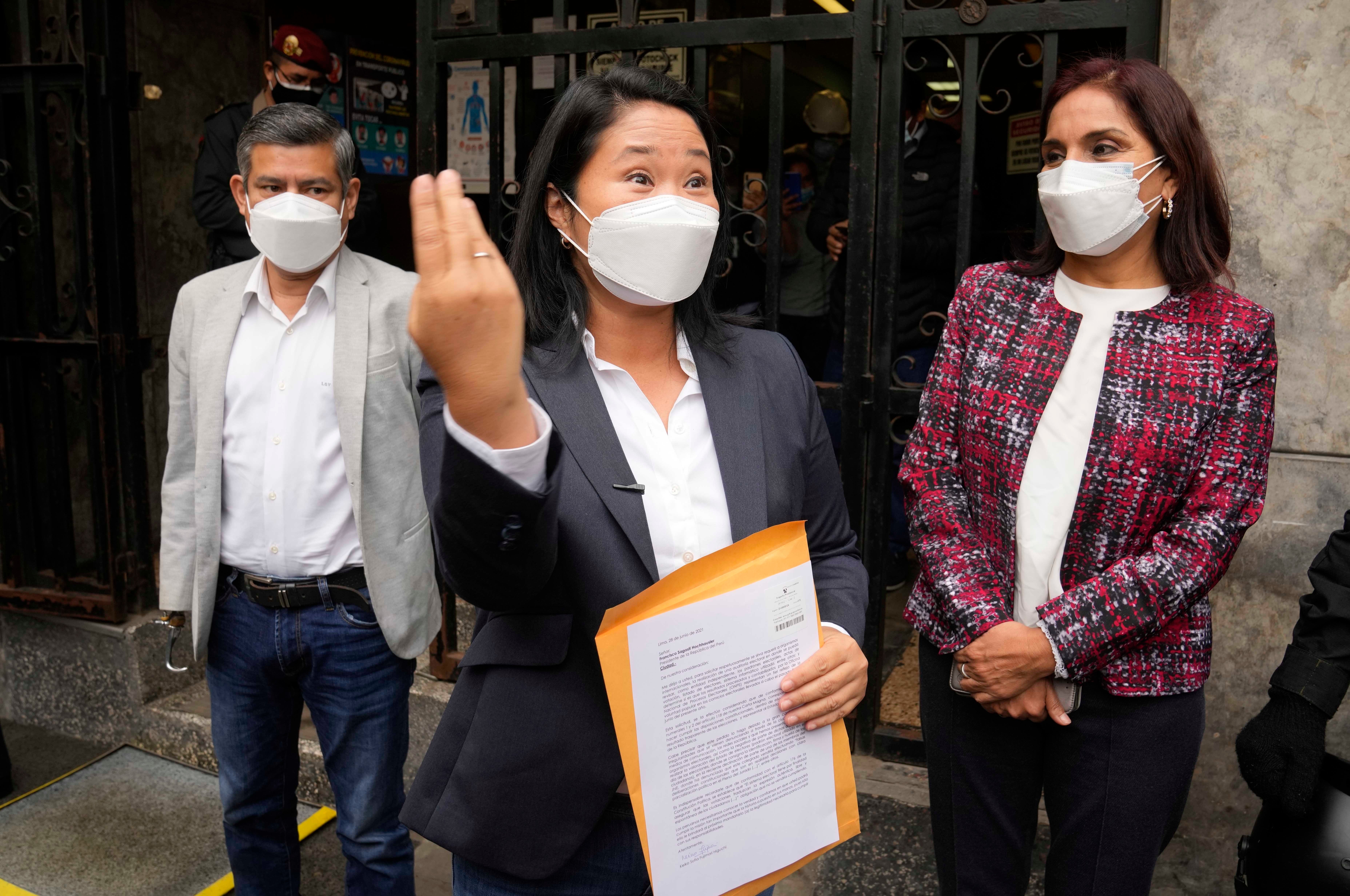 <p>La candidata presidencial Keiko Fujimori habla con la prensa mientras abandona el Palacio de Gobierno, en donde dejó una carta al presidente Francisco Sagasti en Lima, Perú, el lunes 28 de junio de 2021. Fujimori dejó una misiva en la que pide una auditoría de la OEA para investigar el balotaje del 6 de junio e insiste que un fraude electoral fue cometido por Pedro Castillo</p>