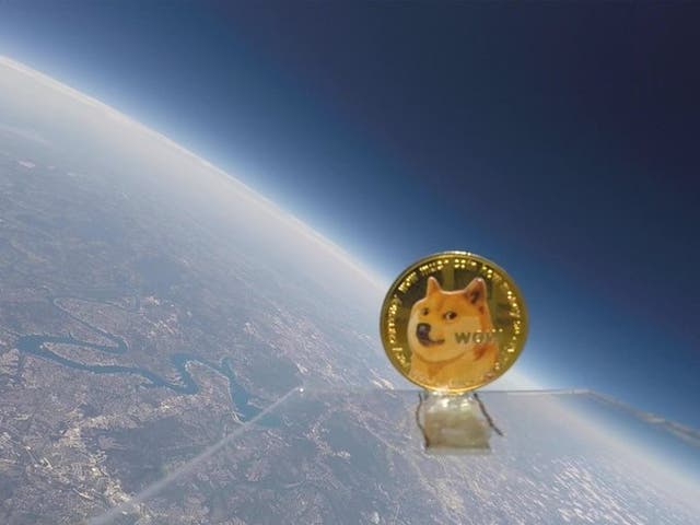 <p>Una dogecoin fue enviada al espacio adjunta a un globo meteorológico el 28 de junio de 2021.</p>