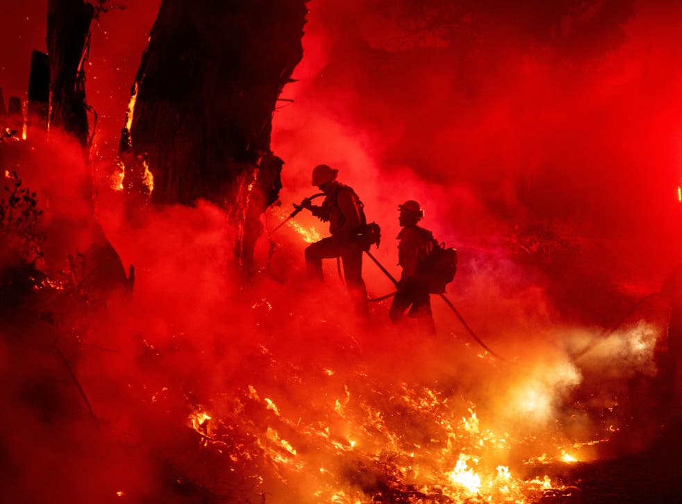 <p>Firefighters struggle to contain flames in Santa Paula, California</p>