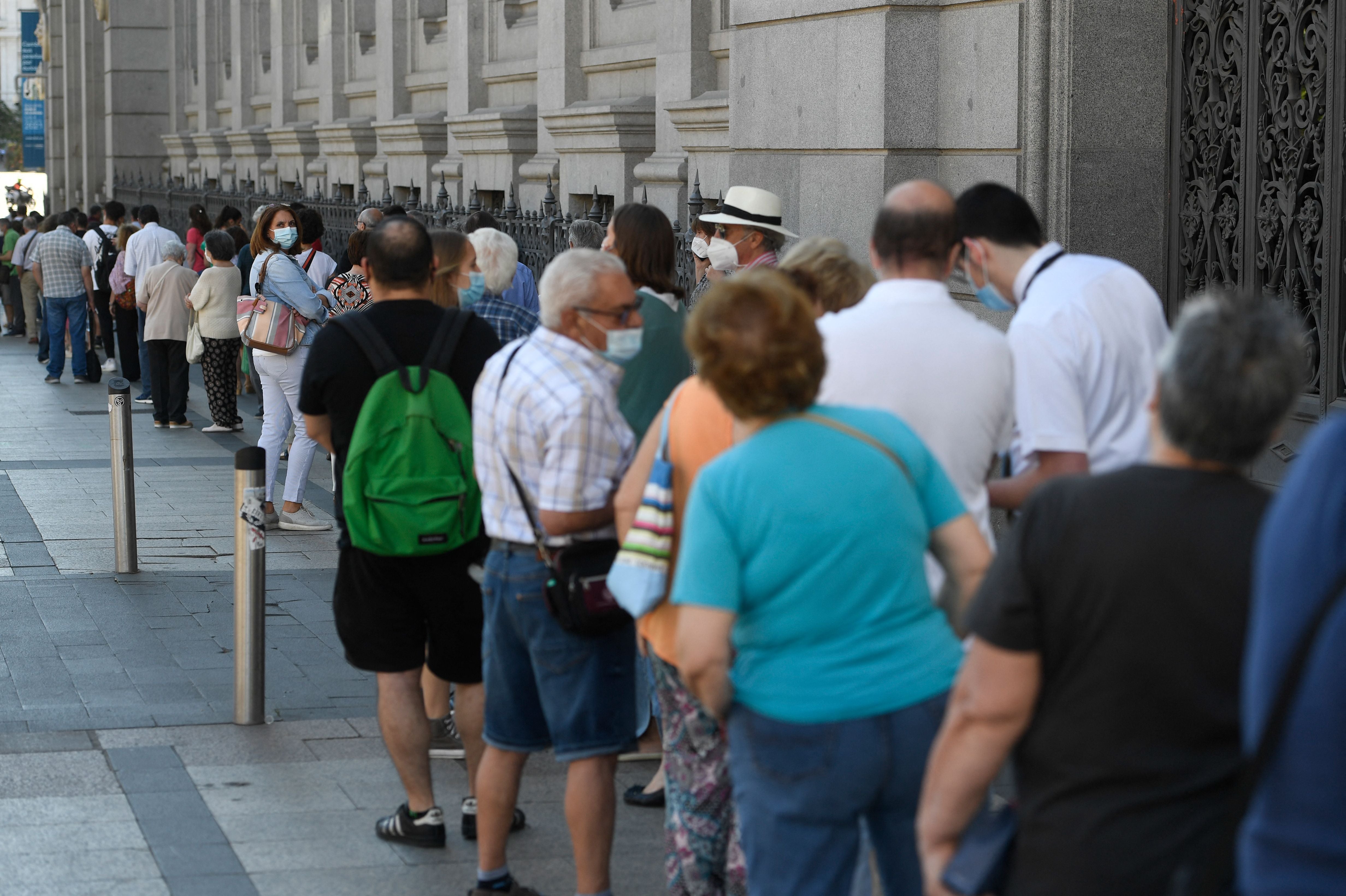 People queue outside the Bank of Spain in Madrid