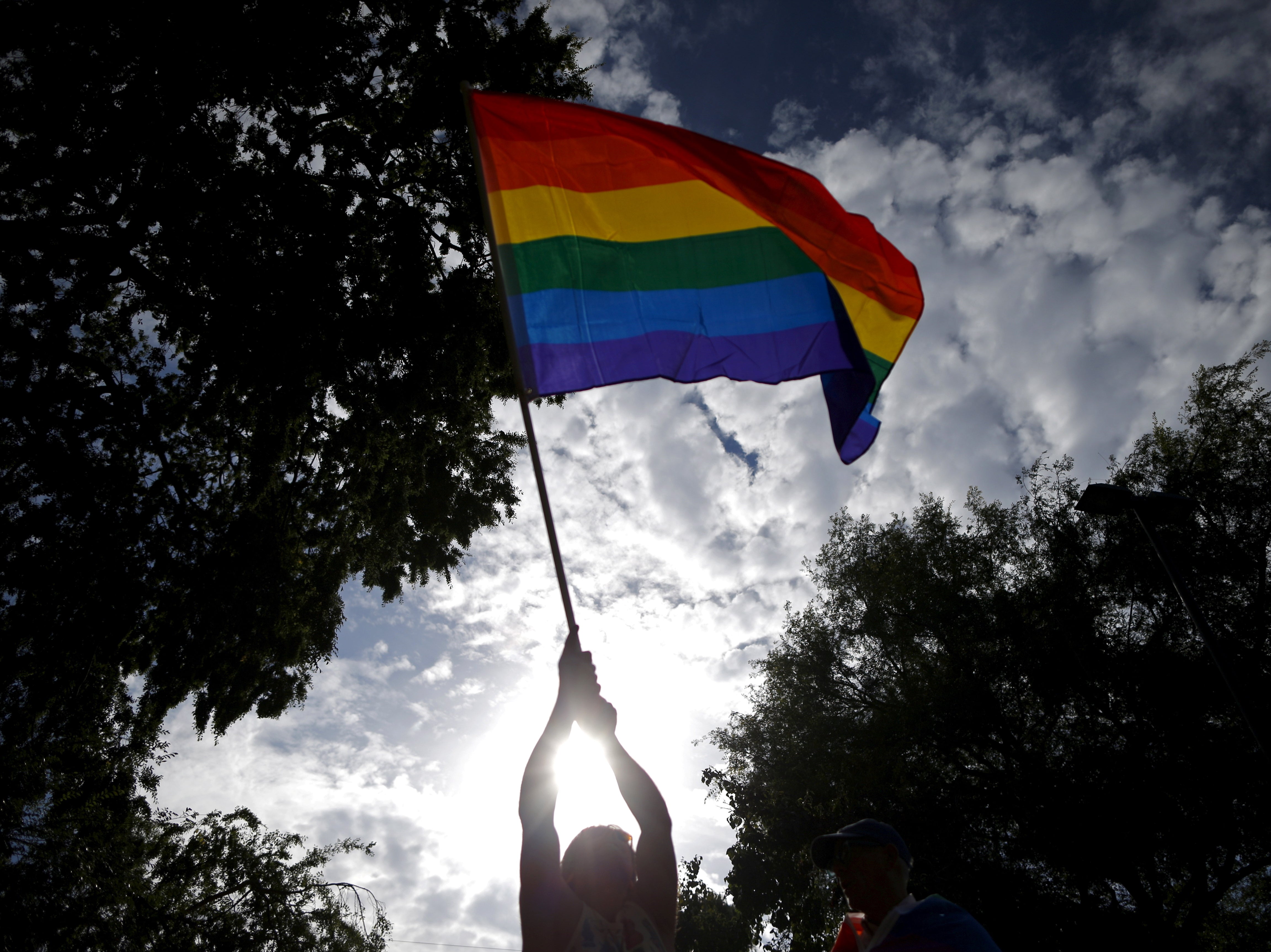 <p>Un hombre agita una bandera del arco iris de igualdad LGBT + en un mitin de celebración en West Hollywood, California, Estados Unidos, 26 de junio de 2015</p>