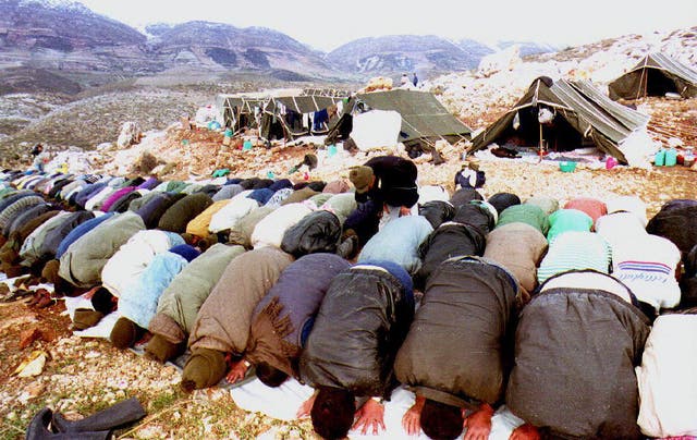 <p>Palestinian deportees, who made an unsuccessful attempt to return to their homes in the occupied territories, pray outside their tents</p>