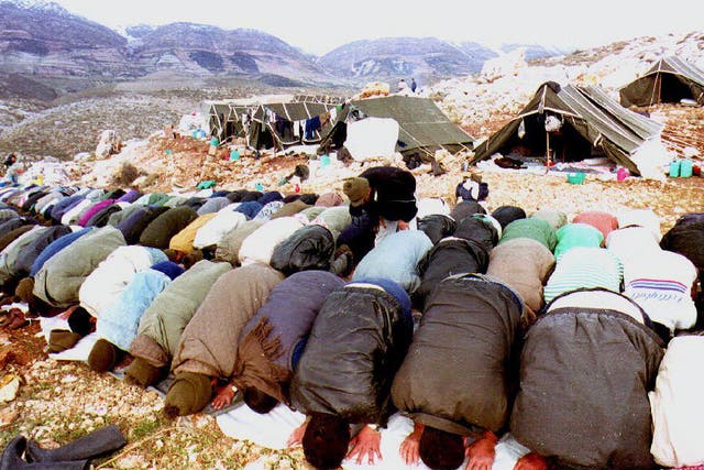 <p>Palestinian deportees, who made an unsuccessful attempt to return to their homes in the occupied territories, pray outside their tents</p>