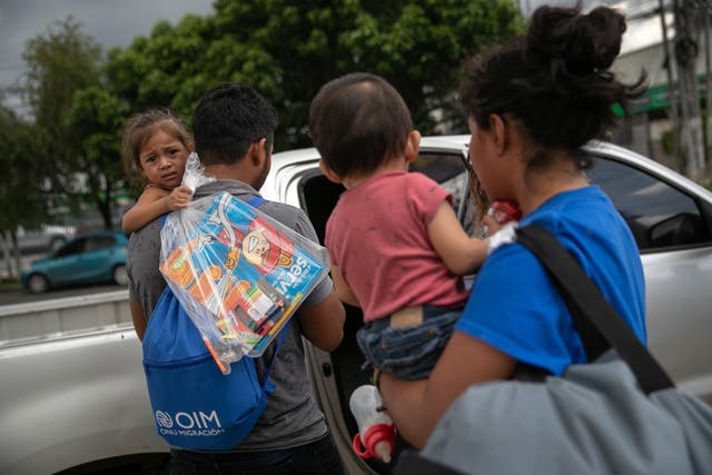 <p>Las familias salen del aeropuerto después de llegar en un vuelo de deportación de ICE desde los EE. UU. El 22 de agosto de 2019 en la Ciudad de Guatemala, Guatemala. La administración Biden podría ver revertidas miles de decisiones de deportación tomadas bajo la administración Trump.</p>
