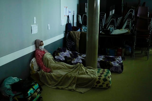 <p>Una mujer en huelga de hambre descansa mientras ocupa con otras personas un espacio de la universidad de habla holandesa VUB en Bruselas</p>