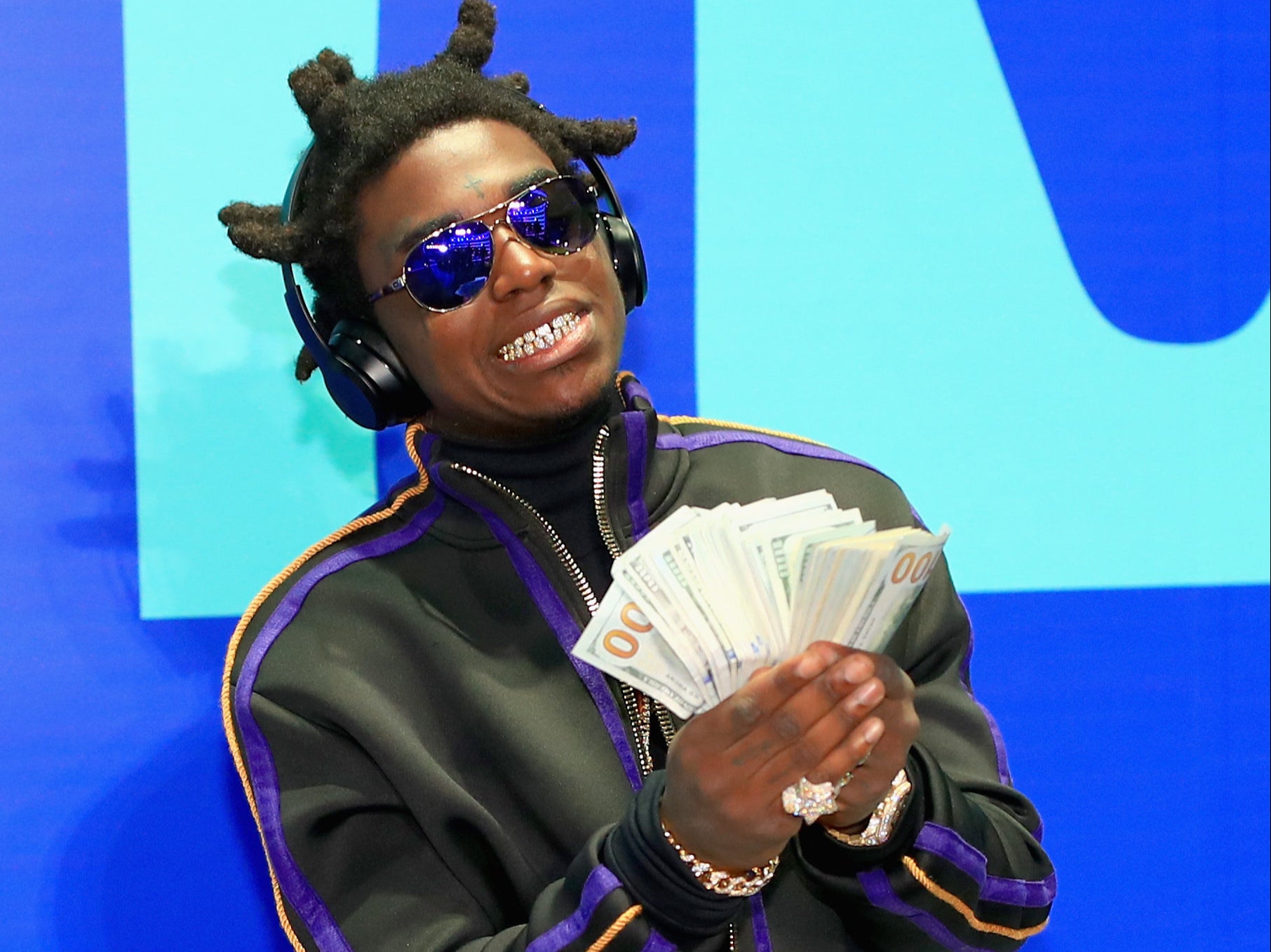 <p>Kodak Black had a bad day, so thrown $100K into the sea</p>