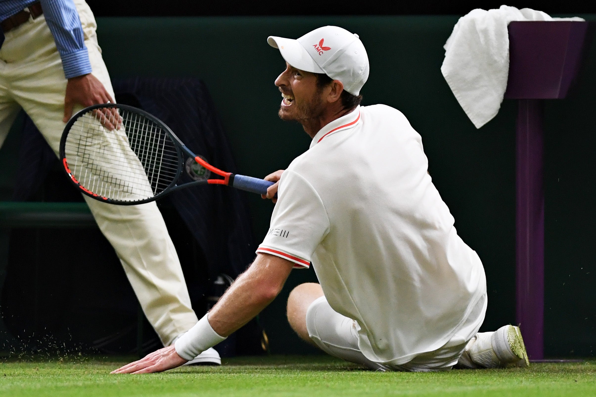 Murray slips into the court’s backdrop