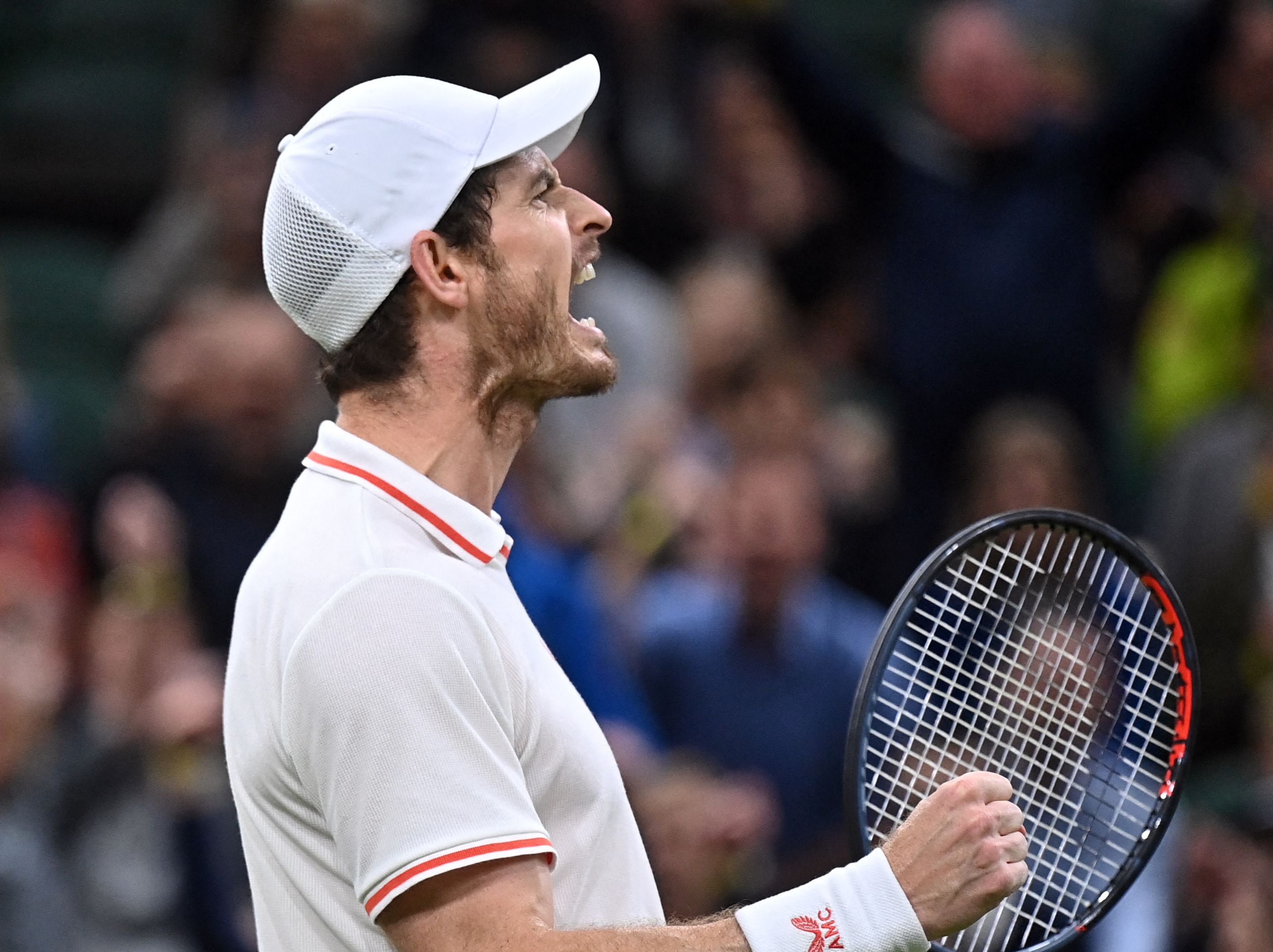 Andy Murray beat Oscar Otte under the roof on Centre Court