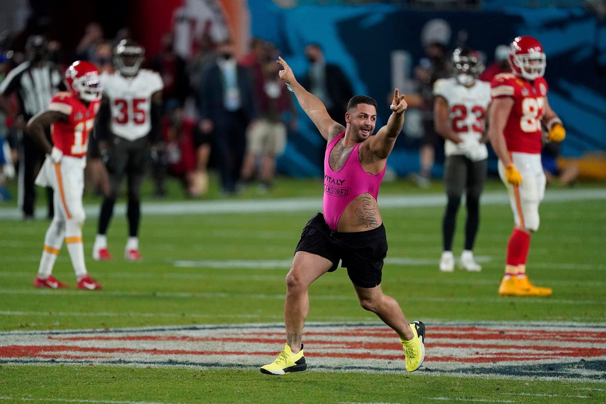 2 men who ran onto Super Bowl field given year of 2 men who ran onto Super Bowl field given year of