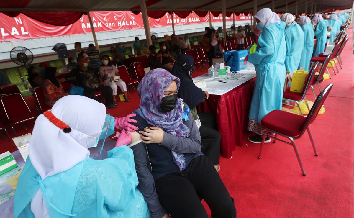 Indonesia holds mass vaccination to scale up virus fight