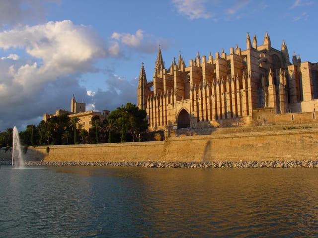 <p>Distant dream: the Cathedral in Palma de Mallorca</p>