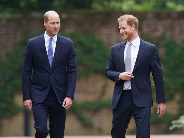 <p>William y Harry llegan para la inauguración de una estatua de su madre, la princesa Diana</p>