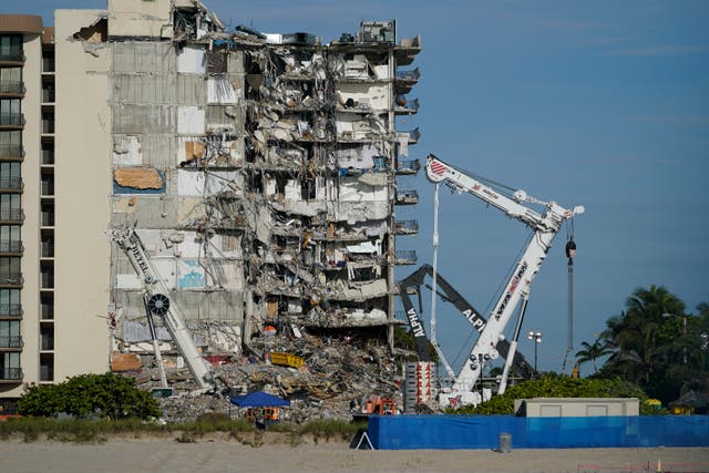 <p>MIAMI-EDIFICIO DERRUIDO</p>