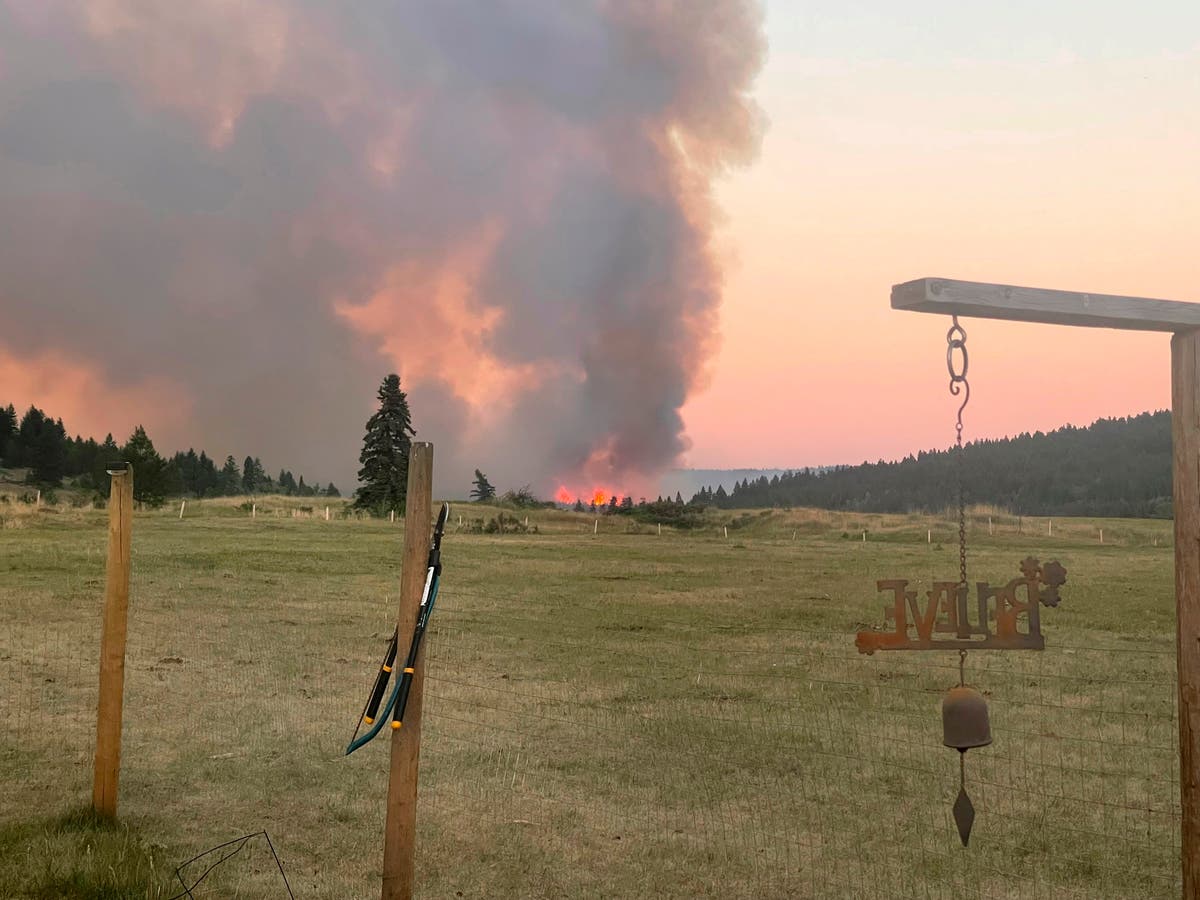 Wildfire consumes small British Columbia town that hit 121 F