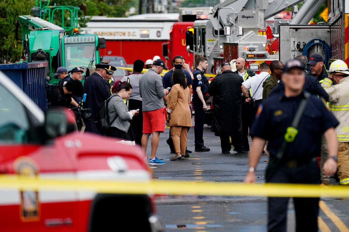 5 injured after building under construction collapses in DC