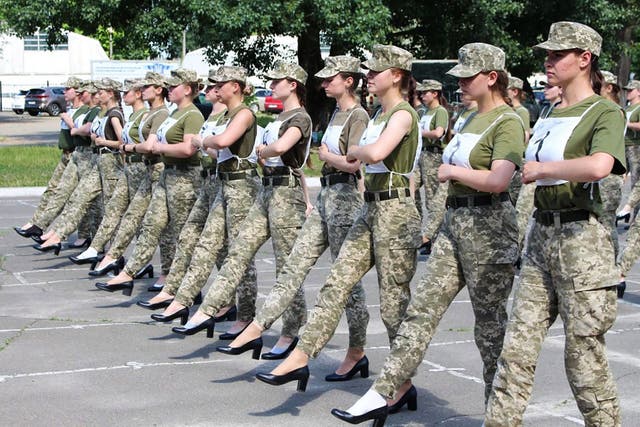 <p>Una fotografía de un folleto tomada y publicada por el servicio de prensa del Ministerio de Defensa de Ucrania el 2 de julio de 2021 muestra a las soldados ucranianas con tacones mientras participaban en el ensayo del desfile militar en Kiev. - Las autoridades ucranianas se encontraron bajo fuego el 1 de julio de 2021 por su idea de hacer que las mujeres soldados marcharan con zapatos de corte en lugar de botas de combate durante un desfile militar programado para agosto. El escándalo estalló después de que el Ministerio de Defensa publicara fotos de un ensayo del desfile que se celebrará para conmemorar el 30 aniversario de la independencia de Ucrania el 24 de agosto (Foto por - / Servicio de prensa del Ministerio de Defensa de Ucrania / AFP) / RESTRINGIDO A USO EDITORIAL - CRÉDITO OBLIGATORIO "AFP PHOTO / Servicio de prensa del Ministerio de Defensa de Ucrania" - SIN COMERCIALIZACIÓN - SIN CAMPAÑAS DE PUBLICIDAD - DISTRIBUIDO COMO SERVICIO A LOS CLIENTES (Foto por - / Prensa del Ministerio de Defensa de Ucrania / AFP vía Getty Images)</p>