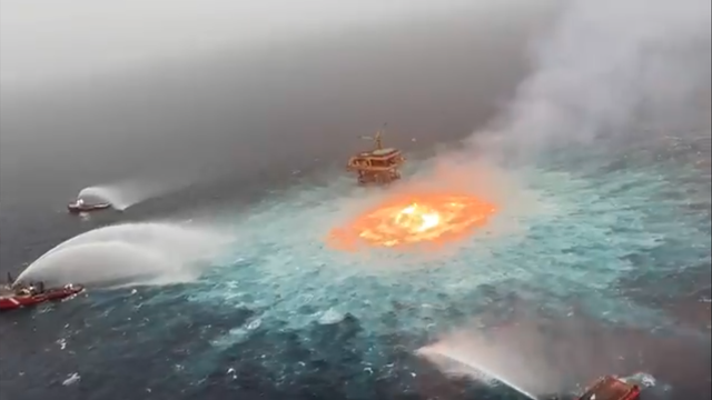 <p>Un incendio en la superficie del Golfo de México estalló después de que una fuga de gas de un gasoducto submarino provocó un incendio, según la compañía petrolera estatal mexicana Pemex.</p>