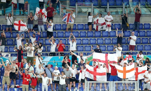 <p>Los hinchas de Inglaterra celebran tras la victoria en cuartos de final de la Eurocopa 2020 sobre Ucrania en Roma</p>