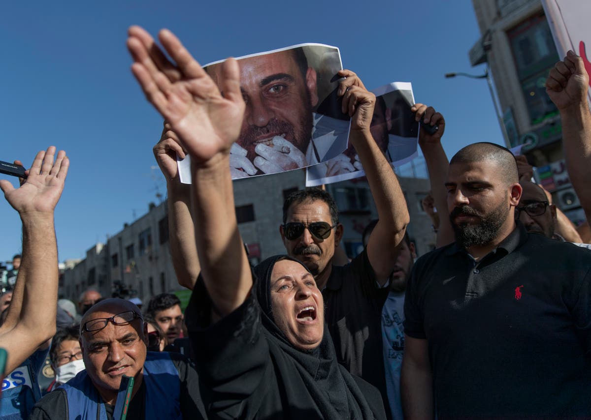 Hundreds of Palestinians demonstrate against Abbas