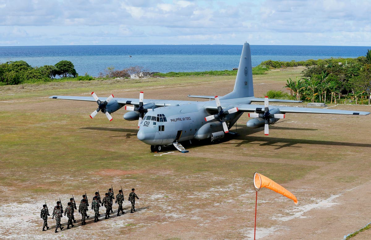 Philippine military plane crashes, 17 dead, 40 rescued 