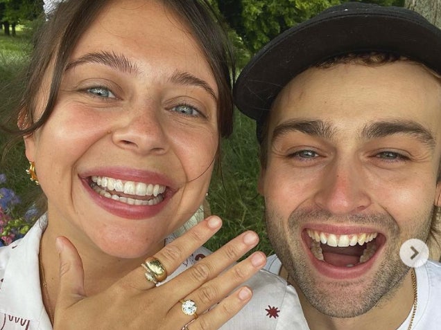 Bel Powley and Douglas Booth announced their engagement on Instagram after a romantic picnic proposal