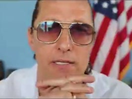 <p>Matthew McConaughey en su video para el Día de la Independencia</p>