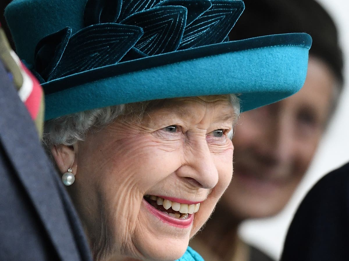 Queen awards the George Cross to the NHS on its 73rd anniversary